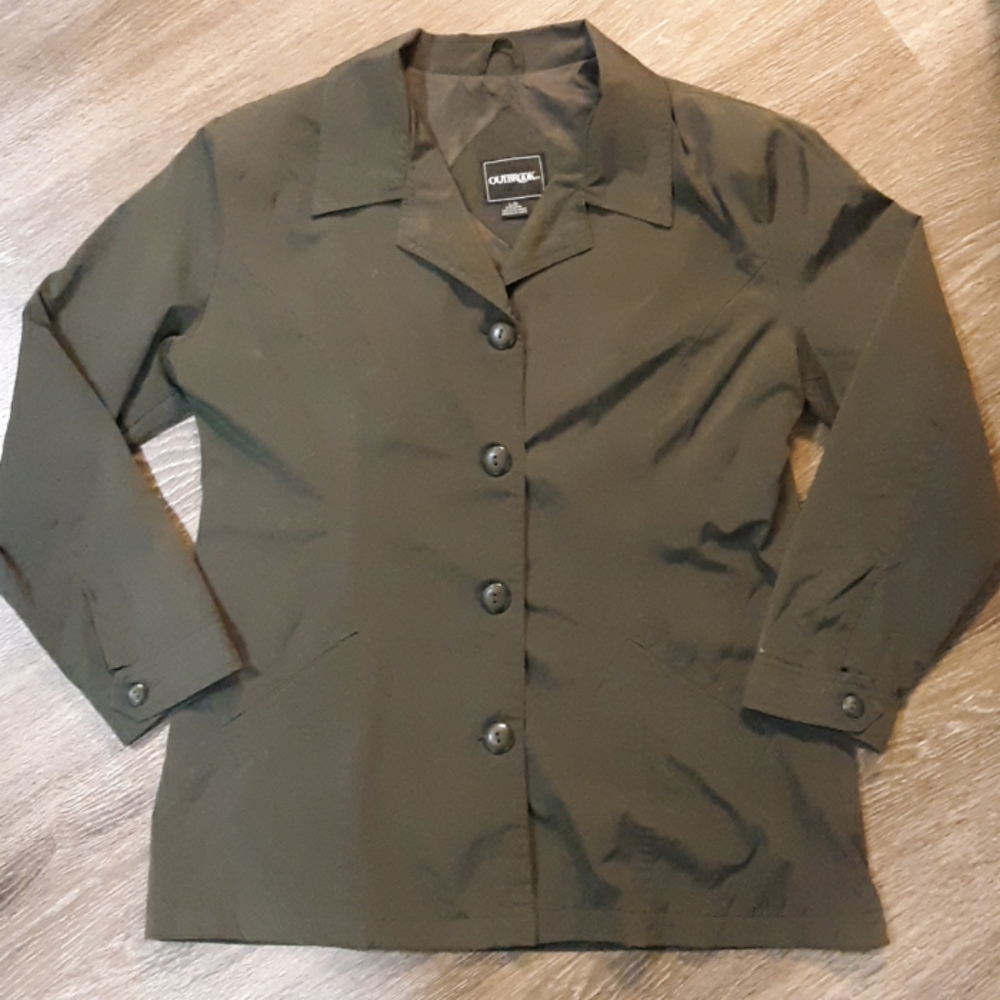 Green lightweight rain jacket/windbreaker
